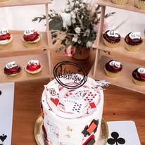 Pastel temático con cartas