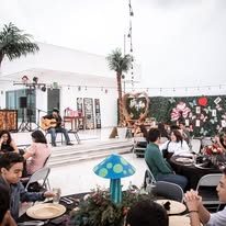 Evento al aire libre con invitados