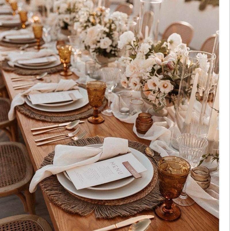 Mesa elegantemente decorada para boda